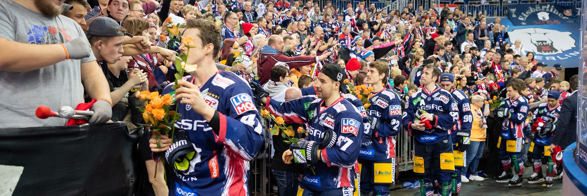 Nach dem Sieg am Internationaler Frauentag bedanken sich die Eisbären mit Rosen speziell bei ihren weiblichen Fans.&nbsp;