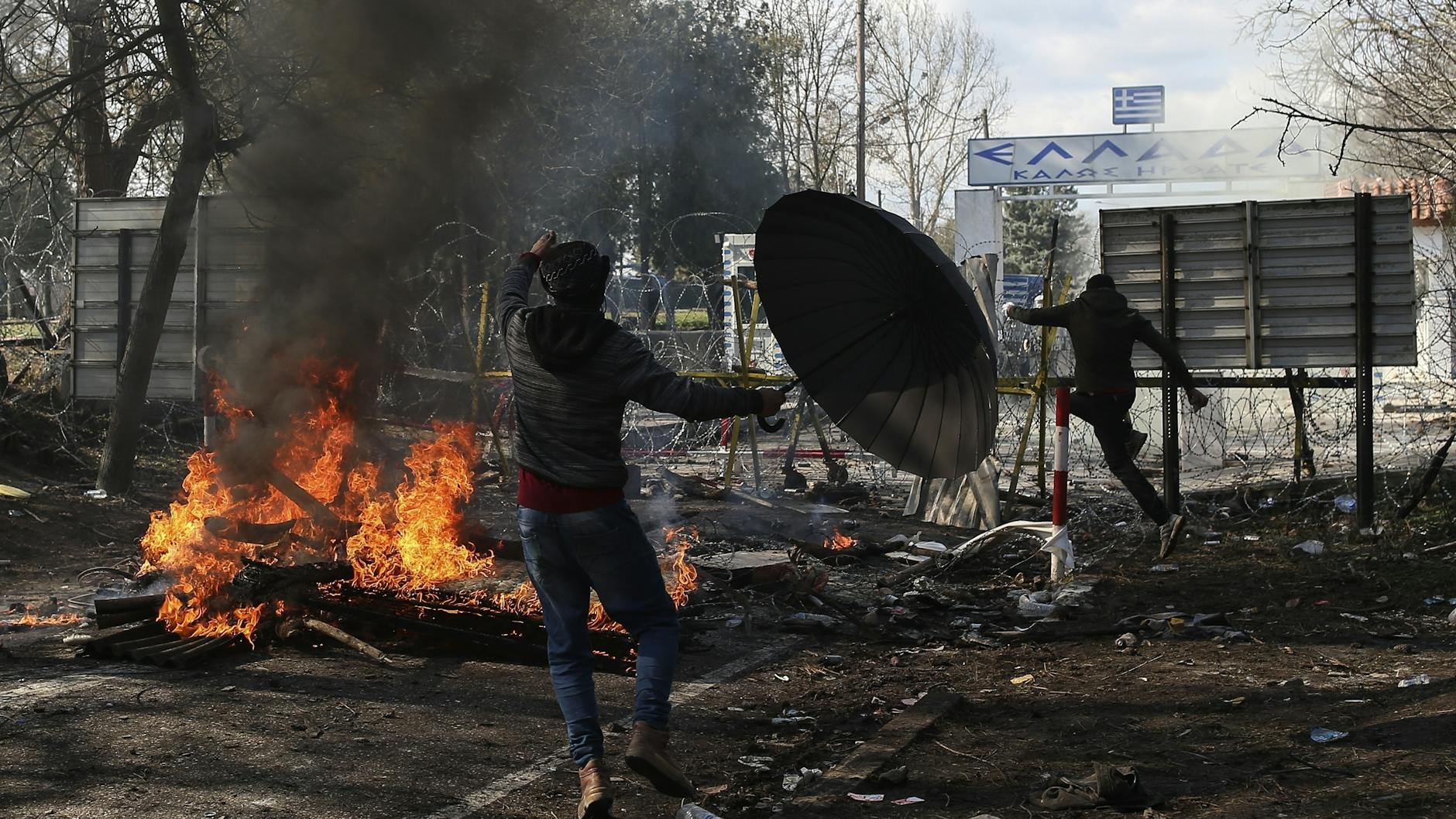 Immer wieder kommt es an der Grenze zu kleinen Scharmützeln. Steine fliegen, Barrikaden brennen. Grenzpolizisten setzen Tränengas und Pfefferspray ein.