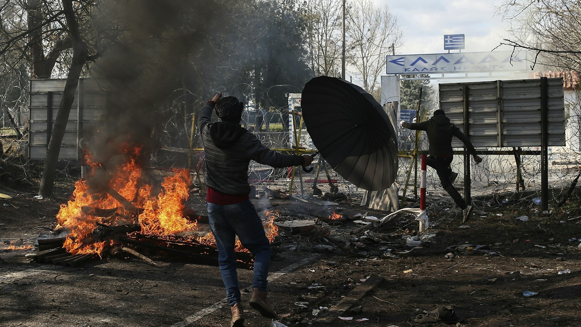Immer wieder kommt es an der Grenze zu kleinen Scharmützeln. Steine fliegen, Barrikaden brennen. Grenzpolizisten setzen Tränengas und Pfefferspray ein.