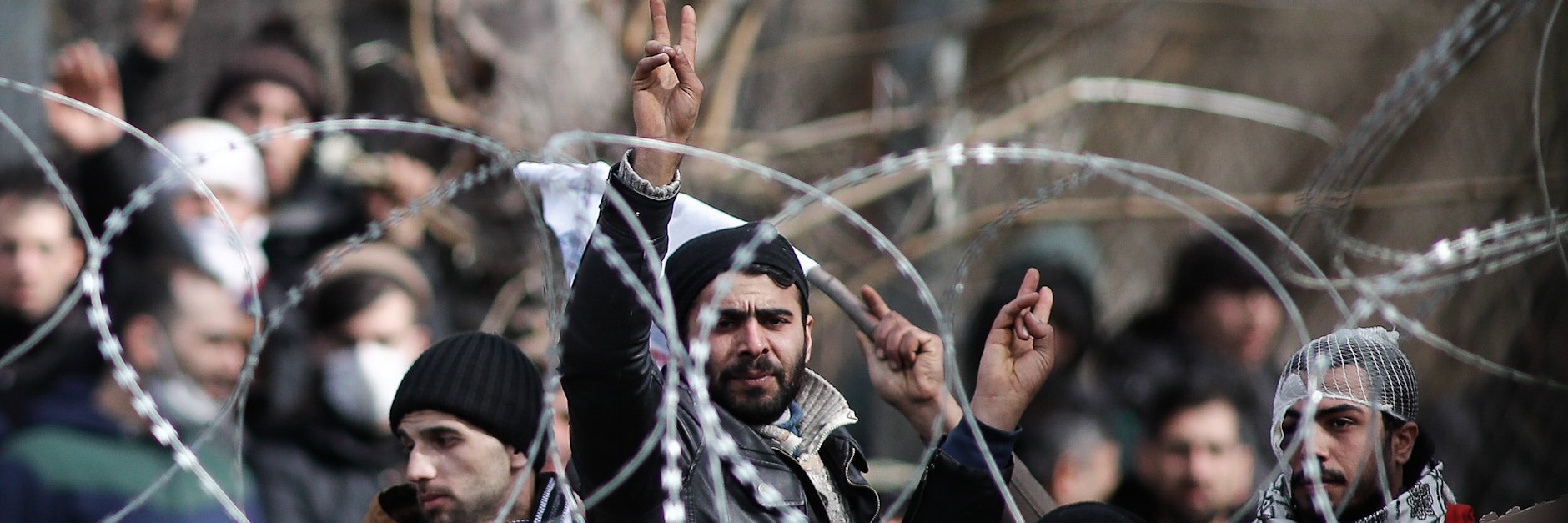 Die griechische Armee rollt immer mehr Stacheldrahtverhaue aus, alle paar Meter stehen schwer &nbsp;bewaffnete Grenzpolizisten mit &nbsp;Helmen und Schutzschilden.