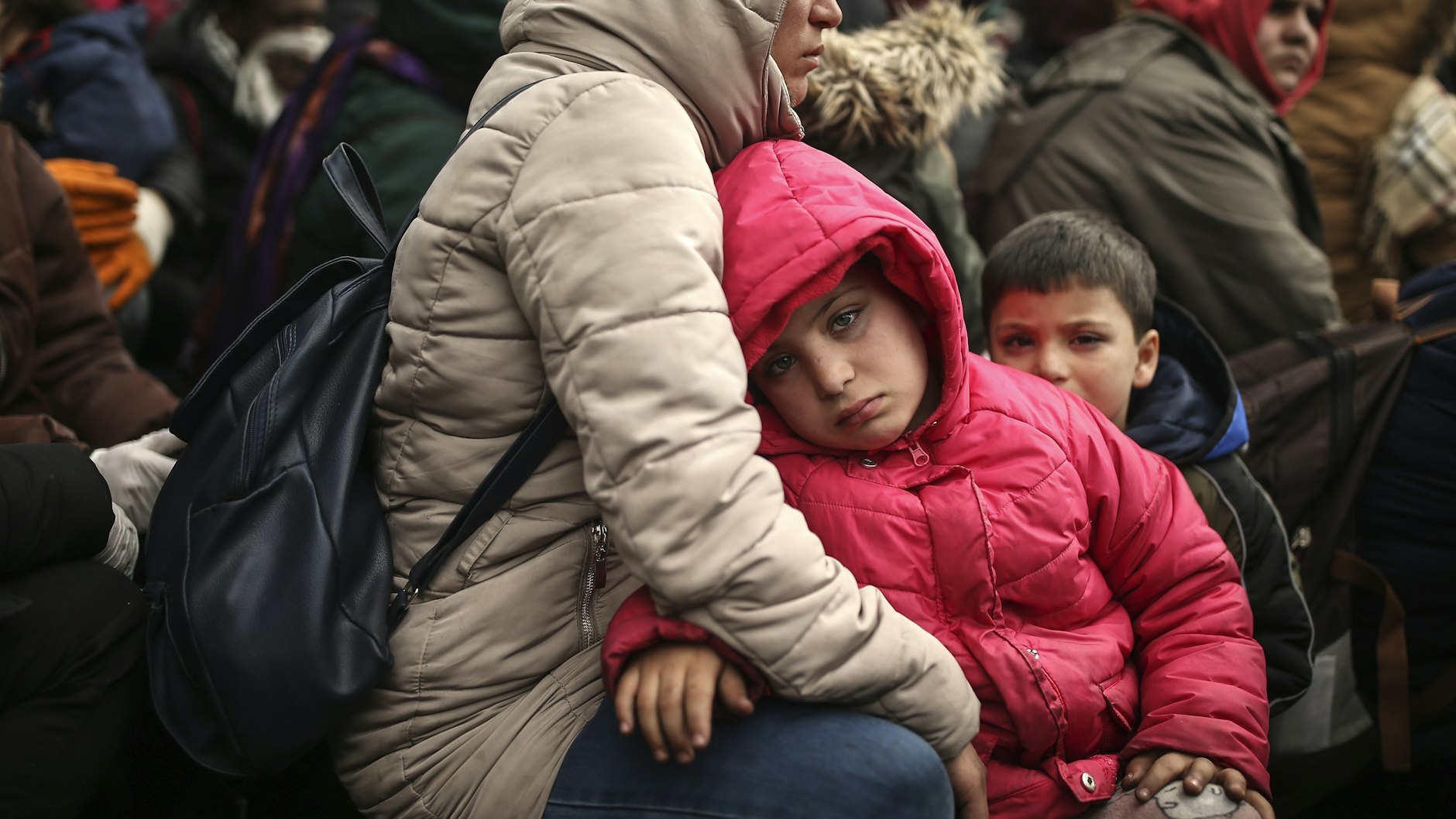 An der Grenze zwischen Griechenland und der Türkei spitzt sich die Situation immer weiter zu. Die Leidtragenden auf beiden Seiten:  Flüchtlingskinder!