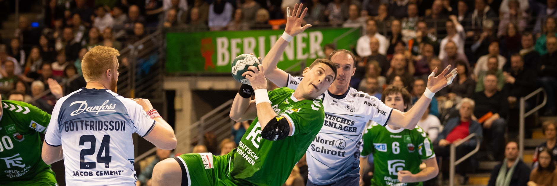 Füchse-Kreisläufer Mijailo Marsenic (M.) macht eines seiner vier Tore gegen Flensburg.&nbsp;