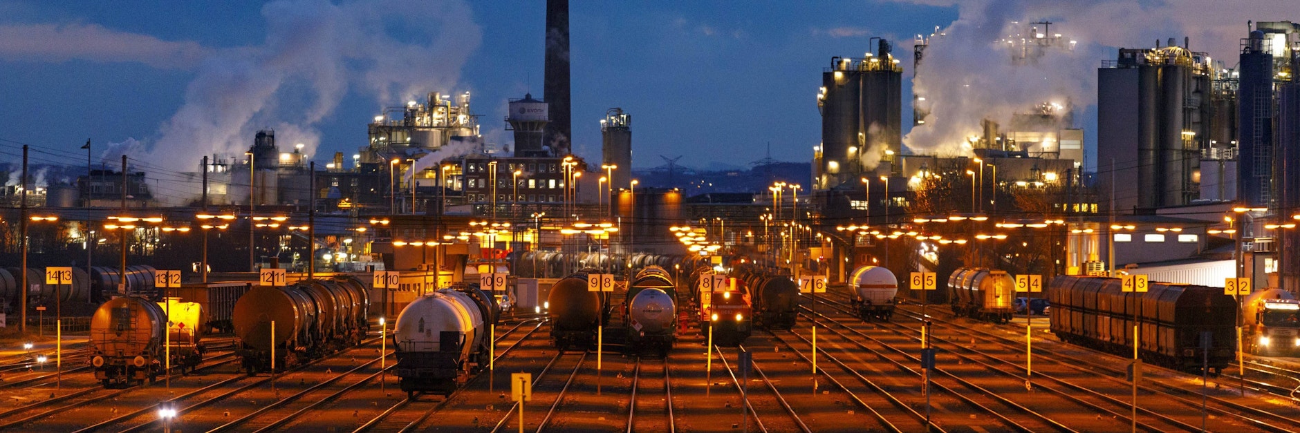 Industrie und Airlines brauchen wegen Corona weniger Öl.