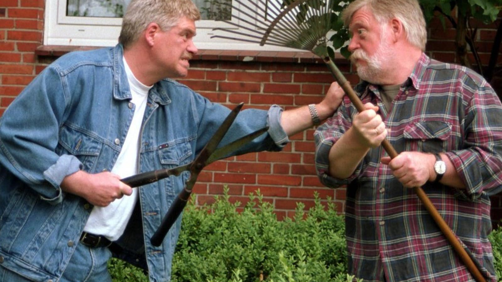 Bevor es zum Äußersten kommt, sollten Nachbarn immer versuchen, einen friedlichen Weg zu finden, um den Streit zu schlichten. Verletzende Schimpfworte sollten niemals fallen - sonst kann es teuer werden.