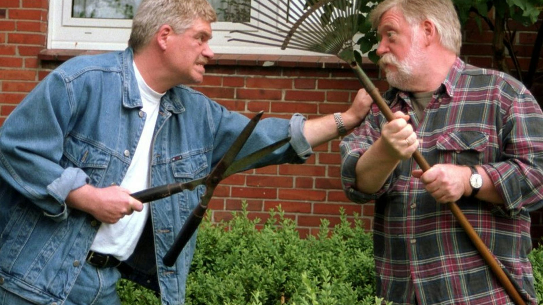 Bevor es zum Äußersten kommt, sollten Nachbarn immer versuchen, einen friedlichen Weg zu finden, um den Streit zu schlichten. Verletzende Schimpfworte sollten niemals fallen - sonst kann es teuer werden.