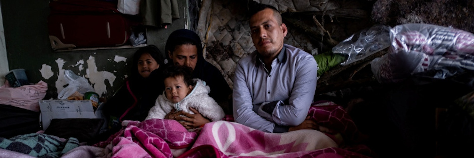 Eine afghanische Familie, die sich an die griechische Grenze aufgemacht hatte, sitzt in einem leer stehenden Gebäude in der  türkischen Grenzstadt Edirne  fest.