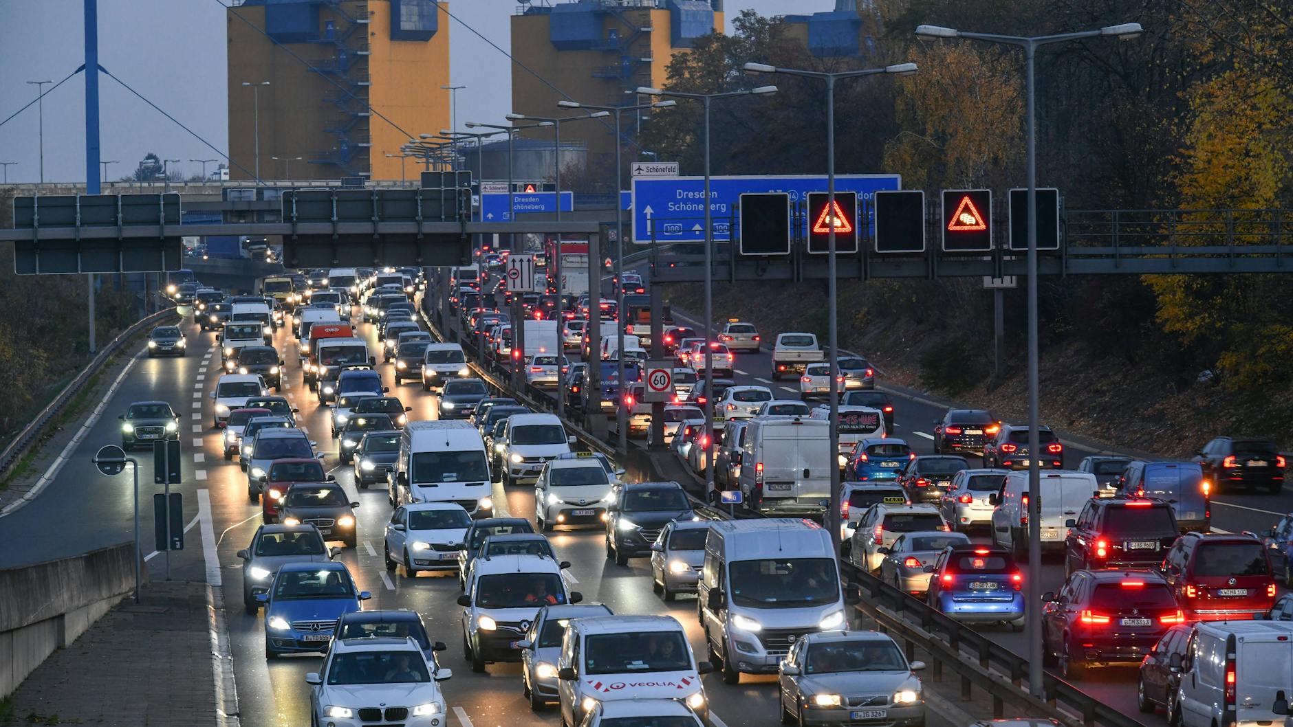 Die Autobahn A100 in Berlin, eine der am stärksten befahrenen Straßen in Berlin - und Staustelle ersten Ranges.