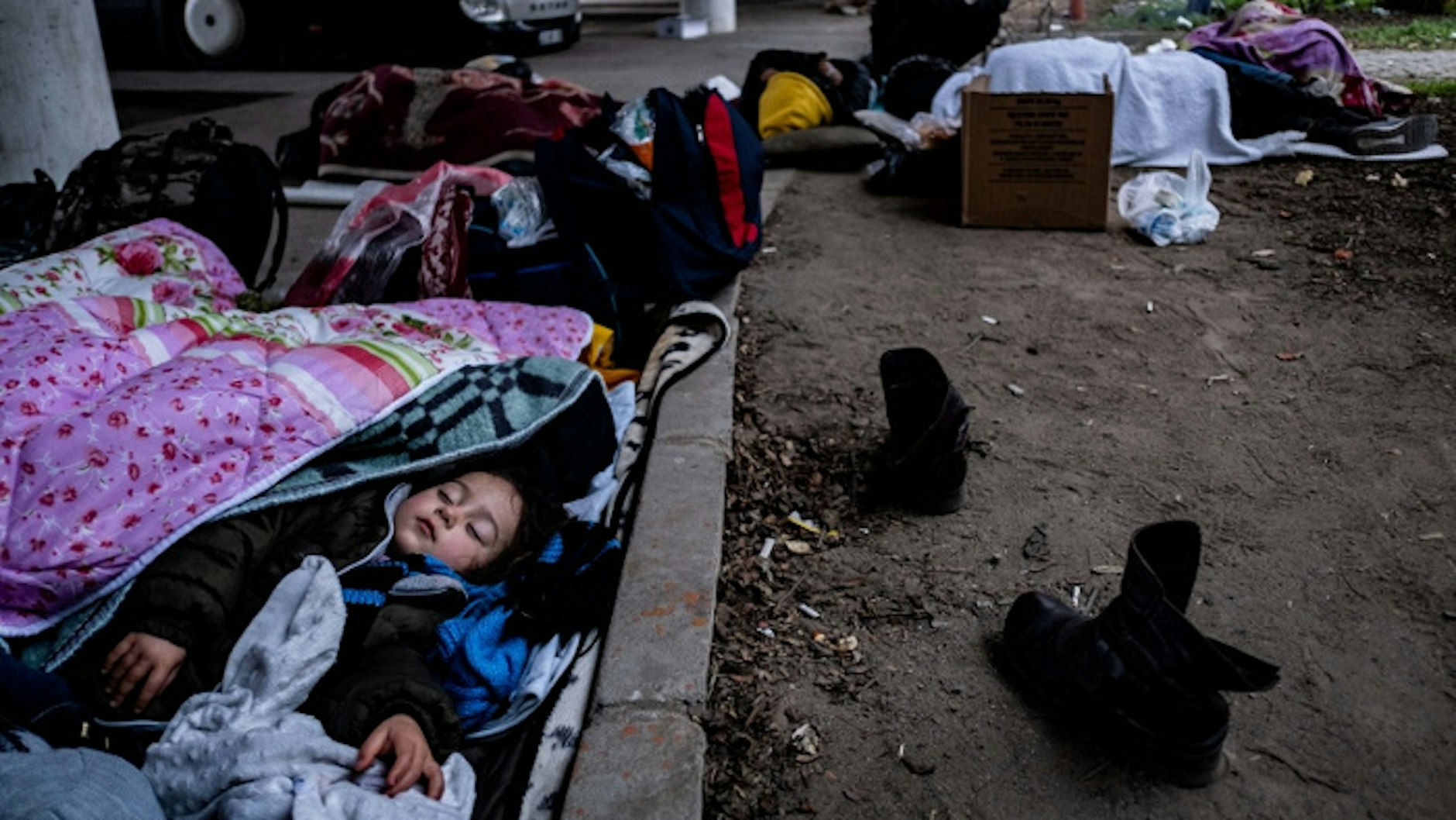 Ein Kind schläft im türkischen Edirne auf der Straße. Es würde von den Beschlüssen  der Koalition nichts haben.