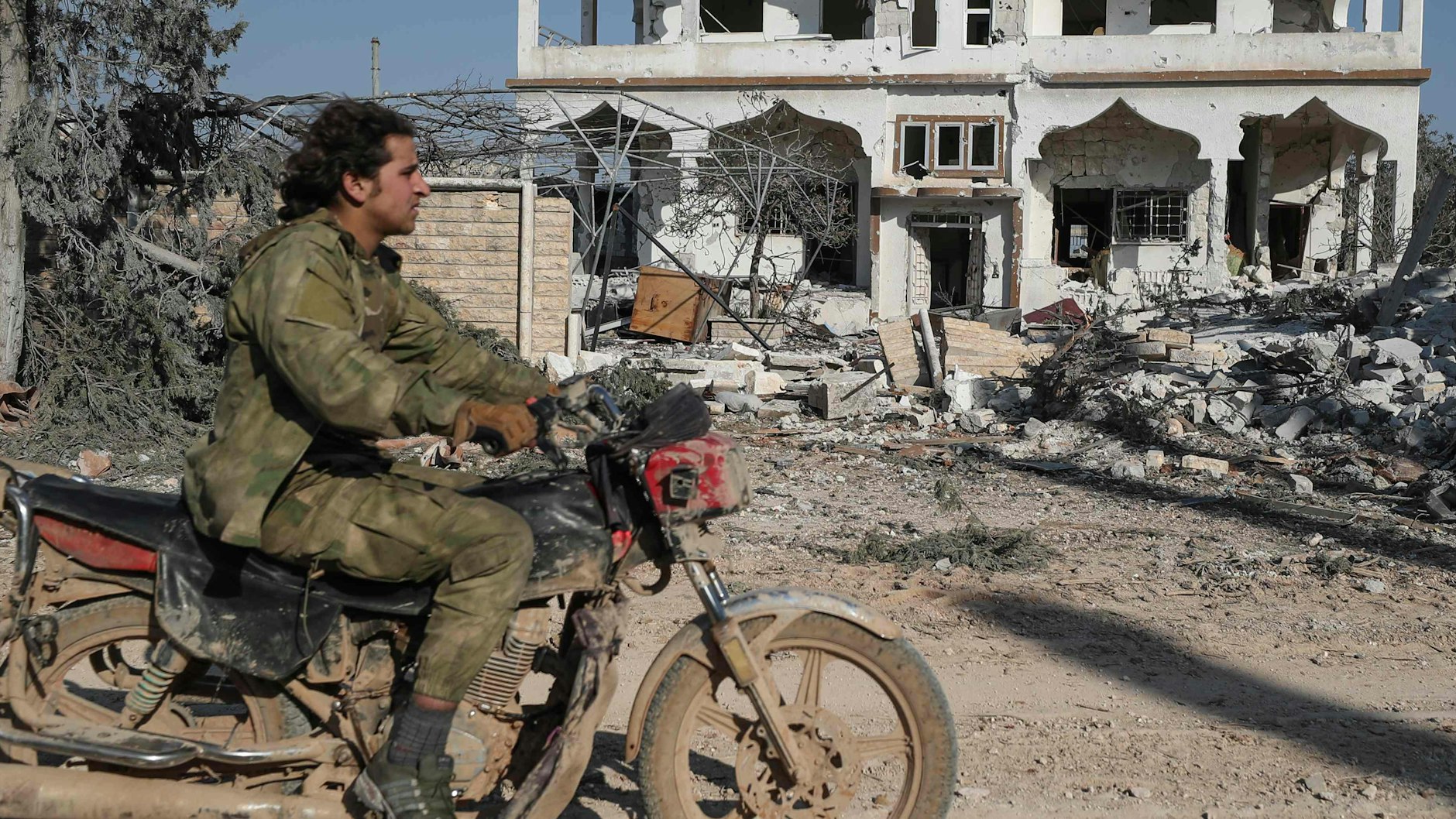 Ein Milizionär fährt durch das Dorf Nayrab in der Provinz Idlib.&nbsp;