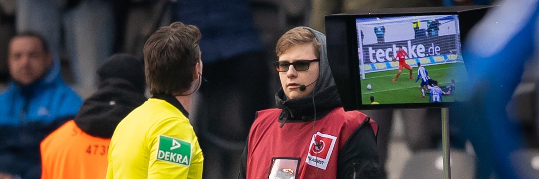 Schiri Guidi Winkmann guckt sich die Szene beim 2:2 gegen Bremen noch mal genau im TV an und nimmt dann den Elfmeter zurück.