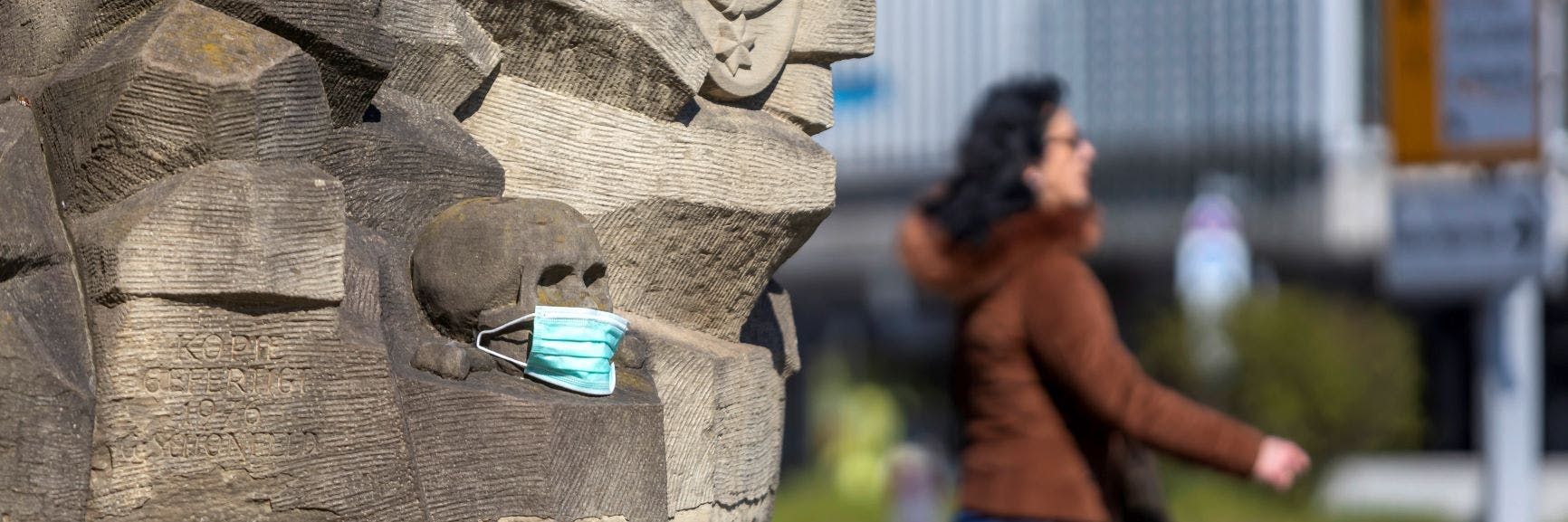 Nicht lustig finden viele auch diesen makabren Scherz eines mit Maske bekleideten Totenkopfes in Stuttgart.