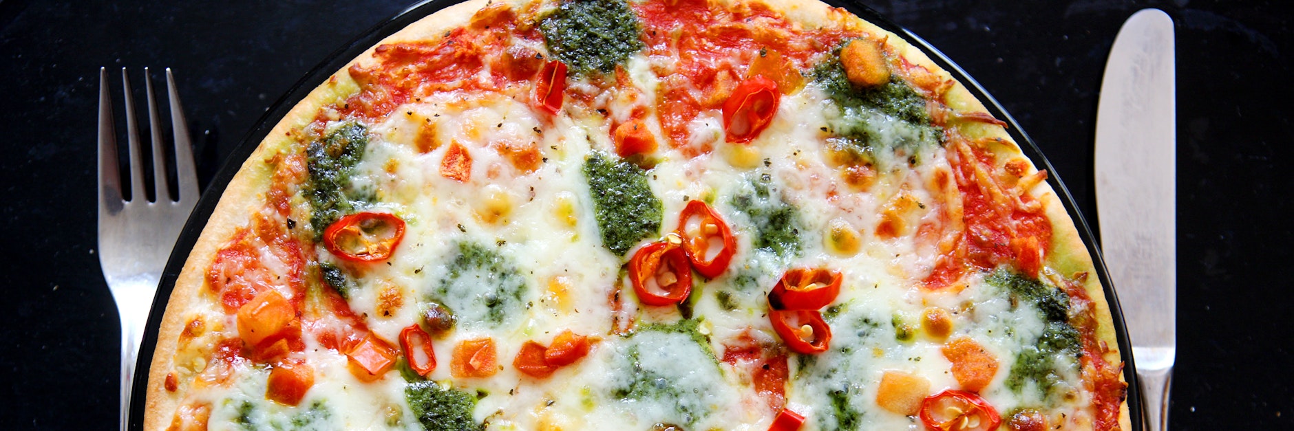 Während bei vielen Lebensmitteln der Zuckergehalt überprüft wurde, ist bei der Tiefkühlpizza das Salz der Störfaktor.