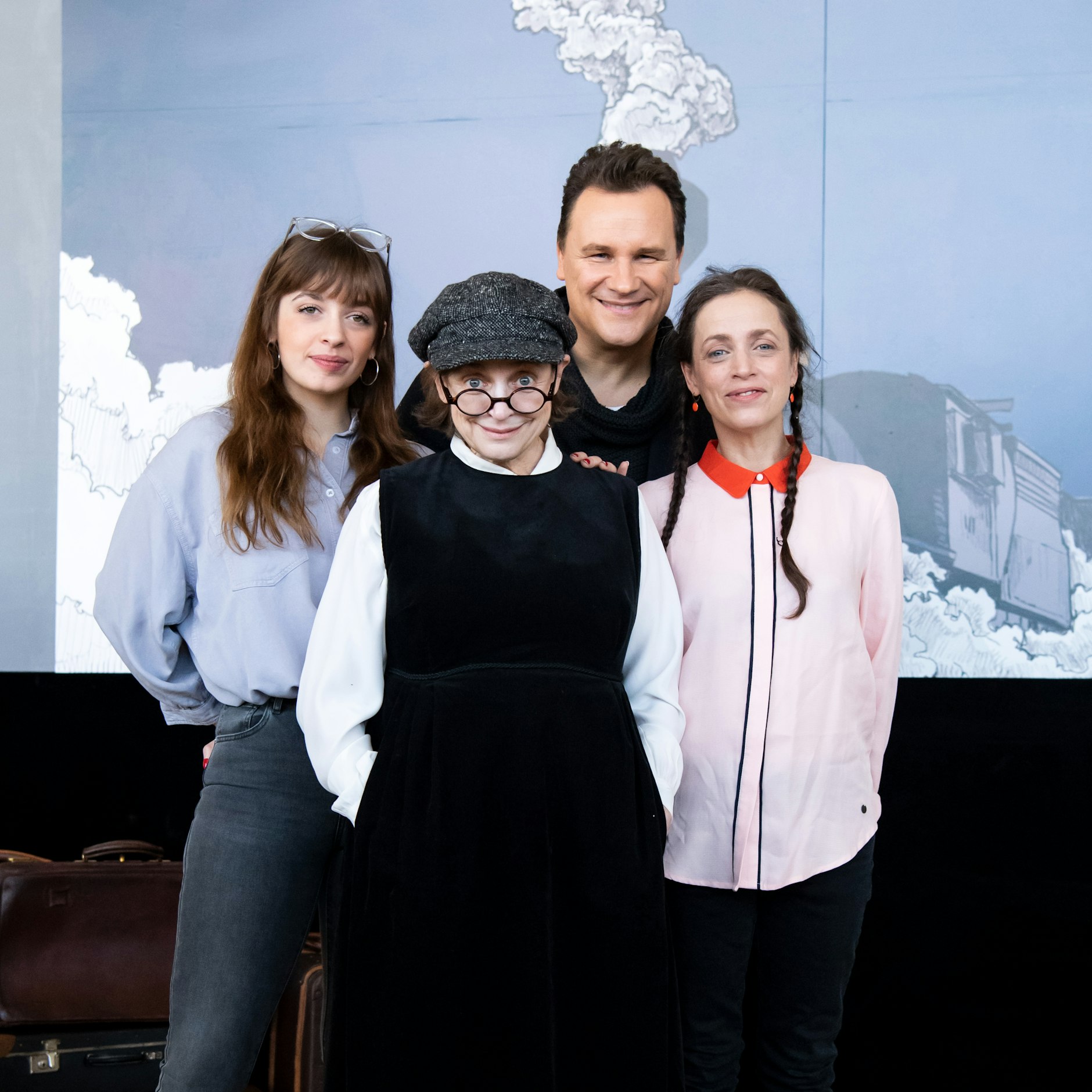 Ungewollte Pause für die "Mord im Orientexpress"-Stars Nellie Thalbach (v. l.), Katharina Thalbach und Anna Thalbach, die sich hier zusammen mit Designer Guido Maria Kretschmer zeigen. <br>