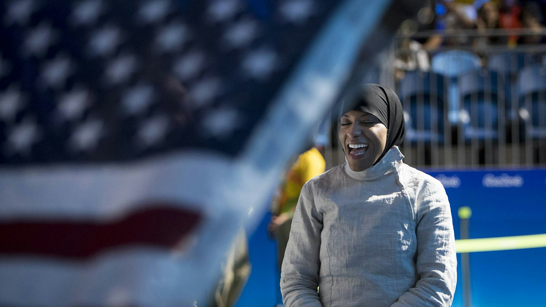 Im Moment des Triumphs: Ibtihaj Muhammad bei der Siegerehrung in Rio de Janeiro, wo das US-Team Bronze gewonnen hat. 