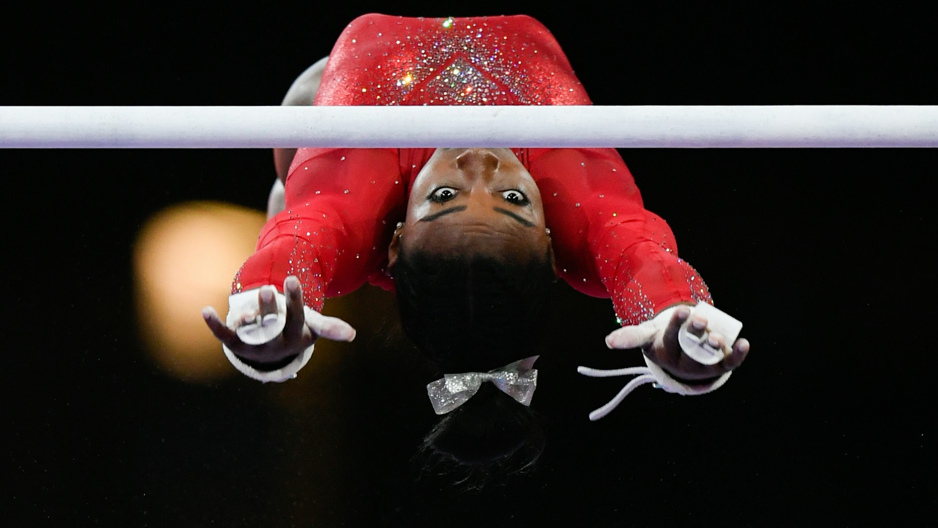 Einzigartig: Simone Biles turnt im Oktober 2019 bei der Weltmeisterschaft in Stuttgart am Stufenbarren.