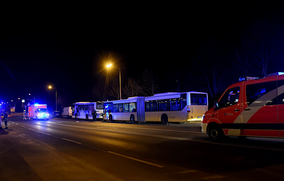 Einsatzkräfte von Polizei und Feuerwehr am Ort des Geschehens am S- und U-Bahnhof Wuhletal in Hellersdorf im Ortsteil Biesdorf.&nbsp;