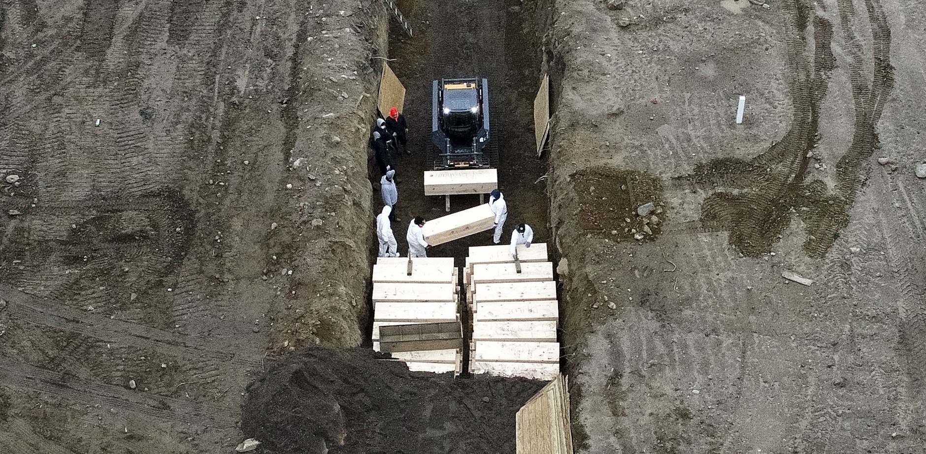 Die Drohnenaufnahme zeigt, wie die schlichten Särge im Massengrab auf Hart Island, der Insel vor New York, gestapelt werden.
