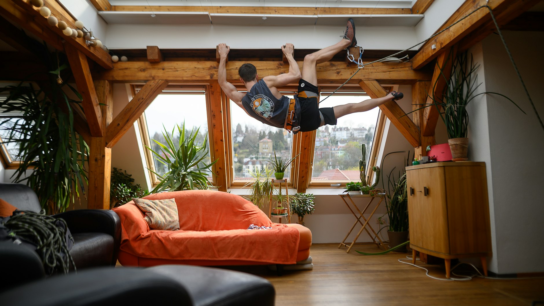 Not macht erfinderisch: Ein Sportkletterer trainiert in der heimischen Wohnung, weil Kletterhallen derzeit gesperrt sind.&nbsp;