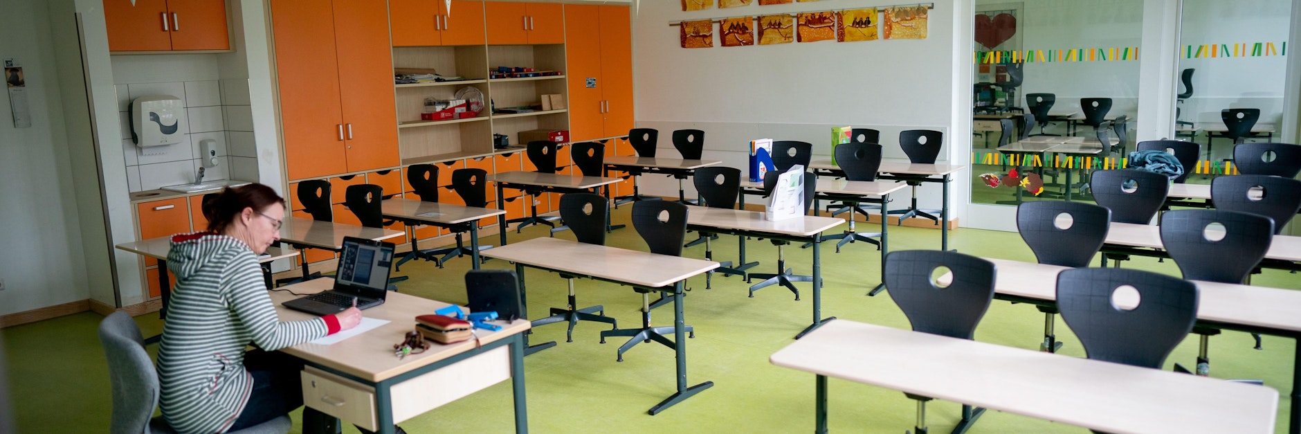 Eine Lehrerin in Oranienburg beim Unterricht per Videokonferenz.Werden hier bald wieder Schüler sitzen?
