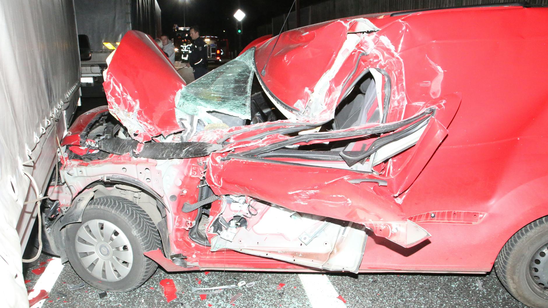 Die Frontpartie des Wagens ist völlig zerstört, das Dach auf der Fahrerseite eingedrückt.