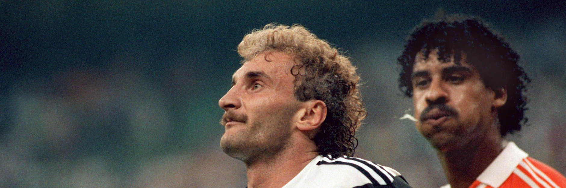 Ein Teil Sportgeschichte: Rudi Völler wurde im WM-Achtelfinale 1990 gegen die Niederlande von Frank Rijkaard bespuckt.&nbsp;