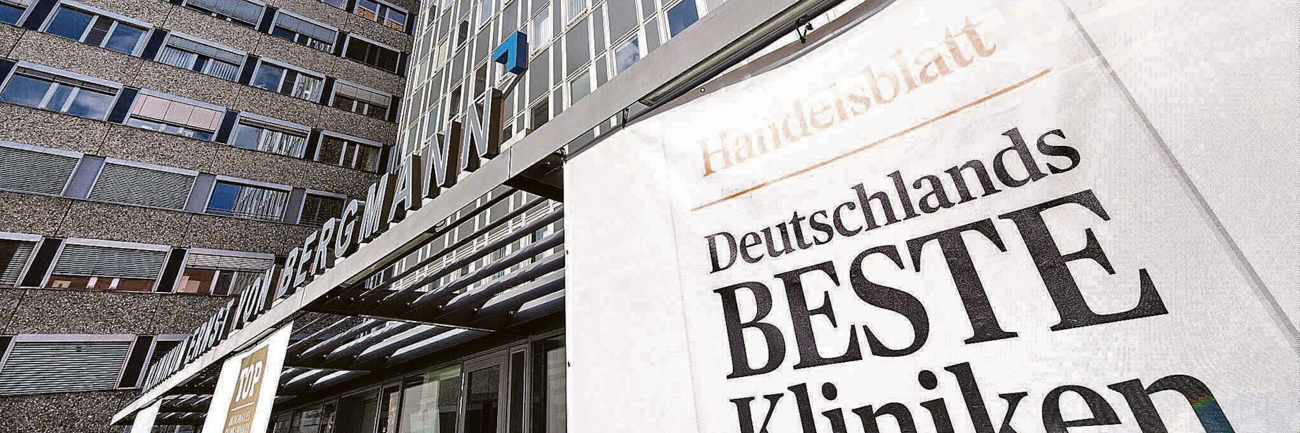 as Klinikum Ernst von Bergmann. Das größte Potsdamer Krankenhaus wird wegen einer Häufung von Corona-Infizierten nach Tests für Neuaufnahmen geschlossen.