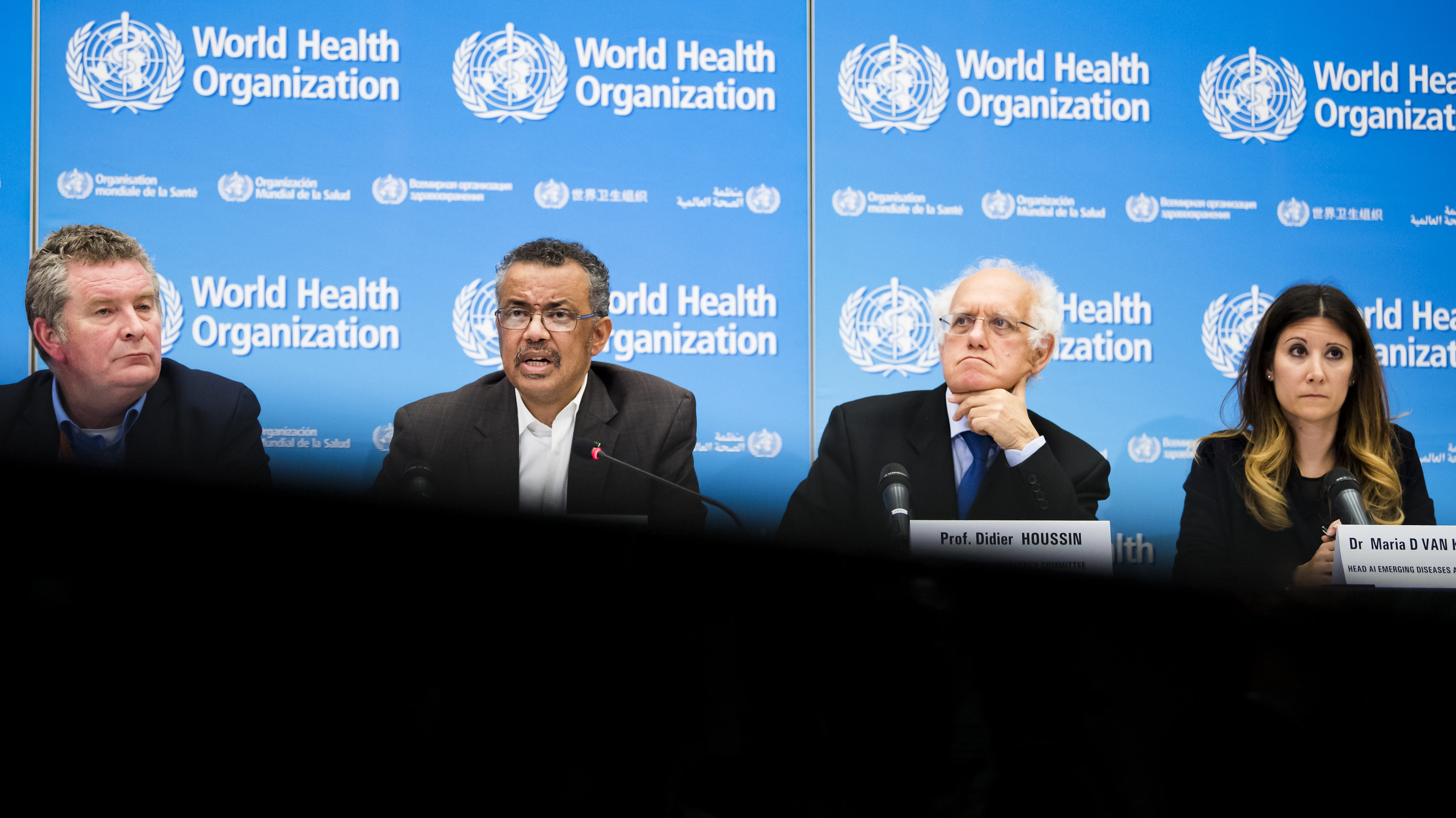 Generaldirektor&nbsp;Tedros Adhanom Ghebreyesus (zweiter von links) mit dem WHO-Team bei einer Pressekonferenz in Genf.