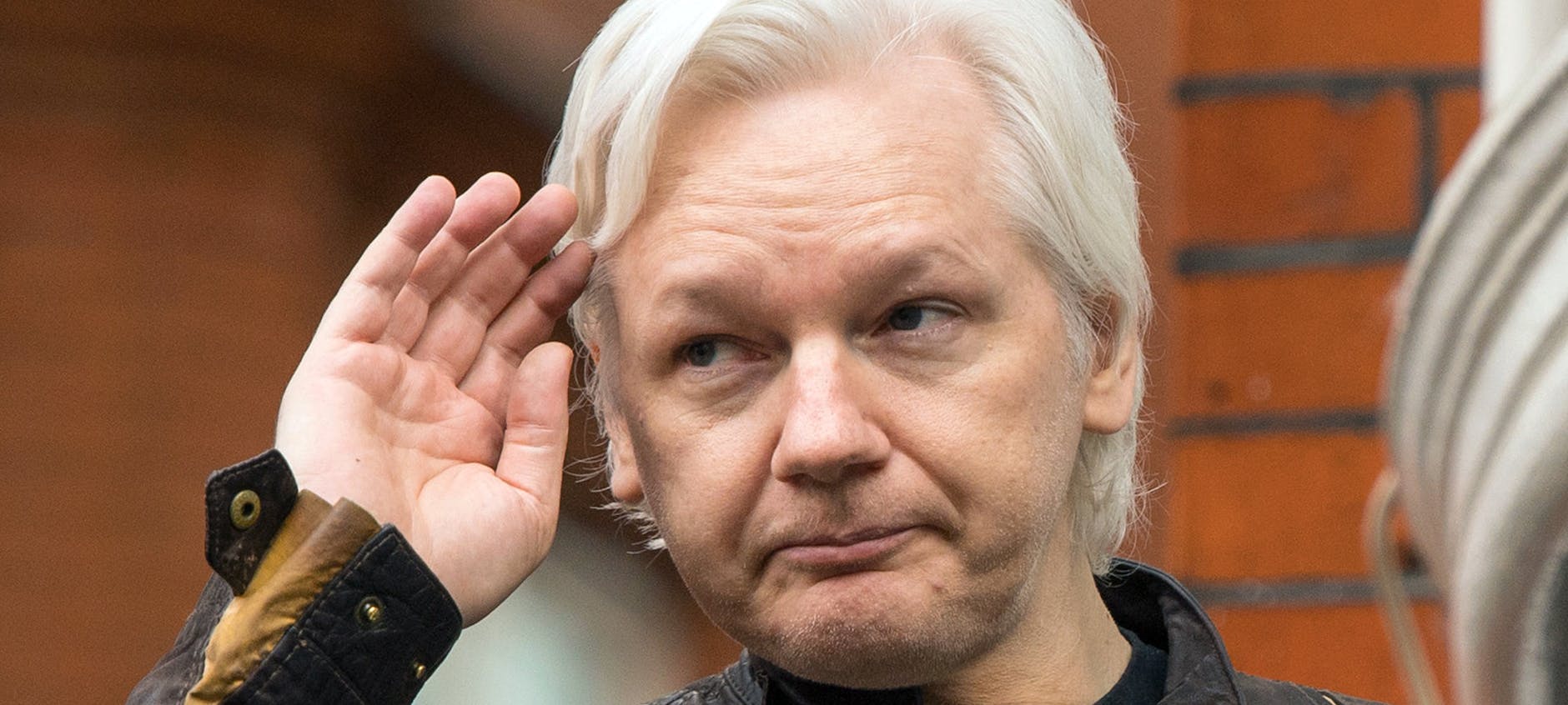 Wikileaks-Gründer Julian Assange grüßt 2017 auf dem Balkon der Botschaft von Ecuador in London. In der Zeit seines Asyls dort wurde er zweimal Vater. 