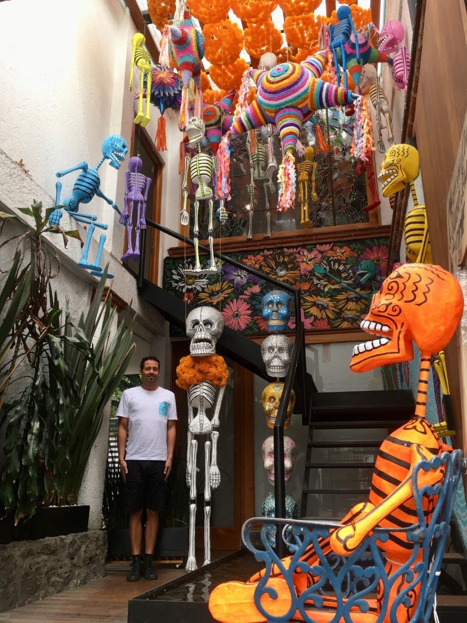 Der KURIER-Reporter inmitten von Palavers, traditionellen Skelettfiguren aus Ton oder Pappmaché.