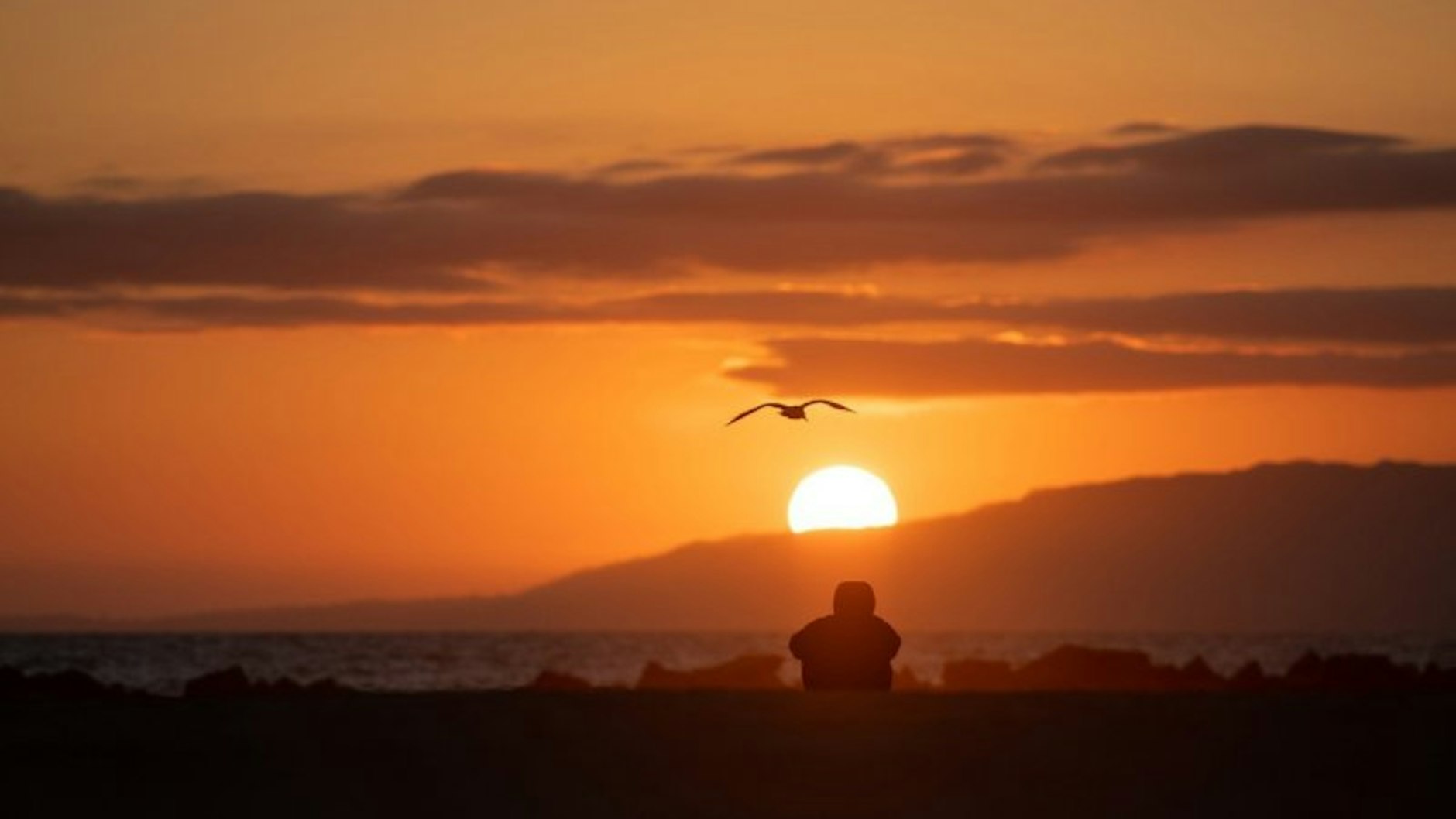 Romantischer Sonnenuntergang am Urlaubsstrand? Darauf müssen wir wohl noch einige Zeit verzichten. Die deutschen Reiseanbieter sehen noch keinen Start in die Sommerferien in naher Zukunft.&nbsp;