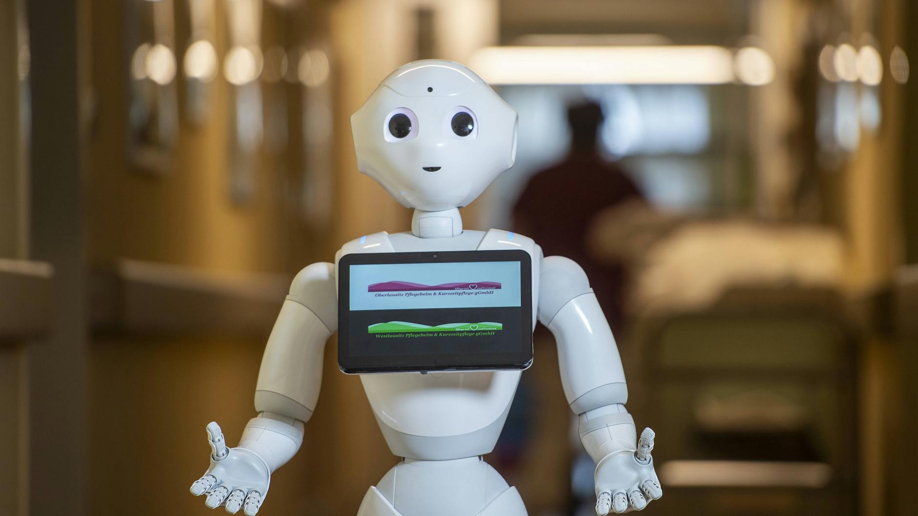 Ein Roboter im Altersheim soll Bewohnern helfen.