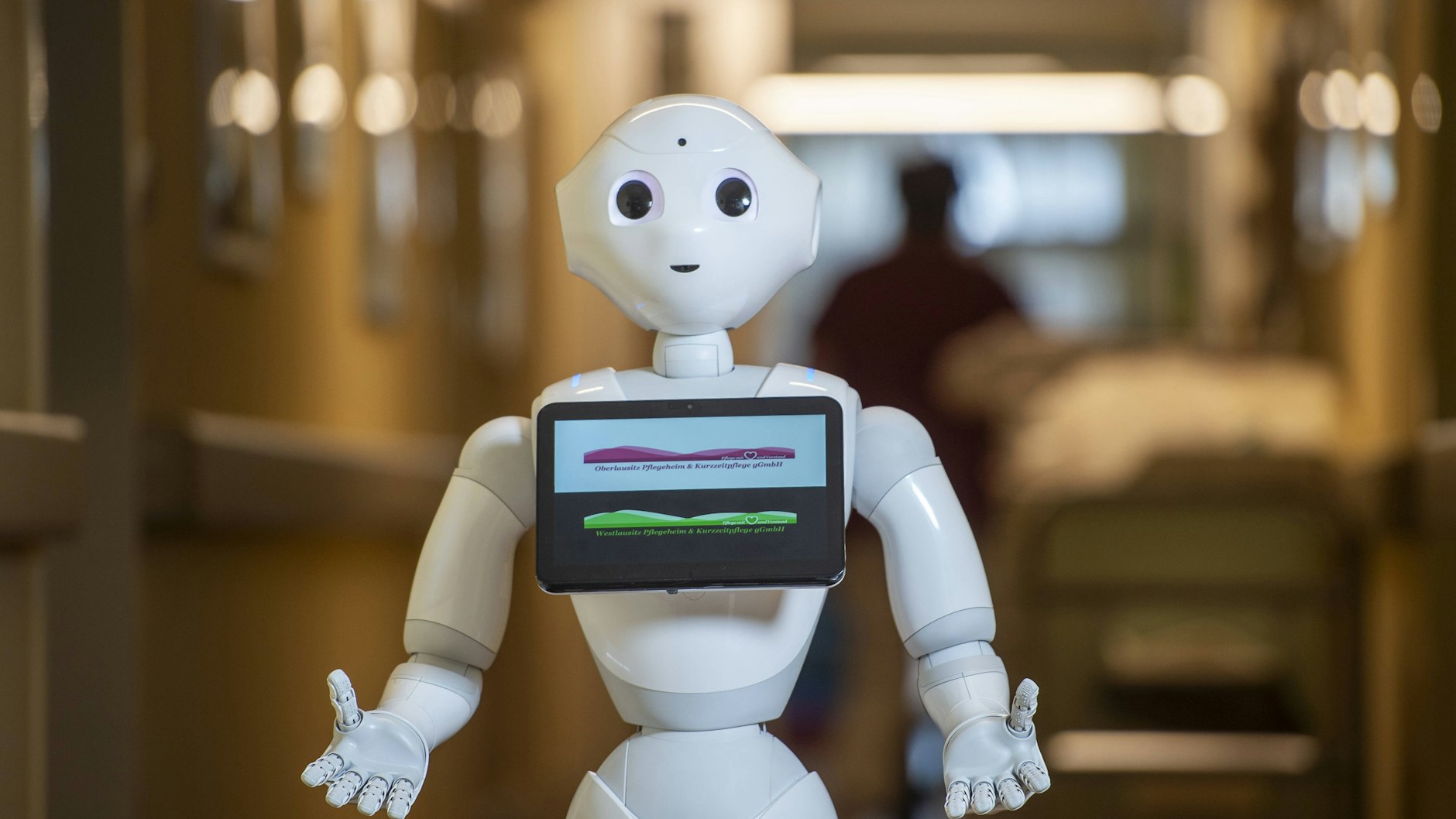 Ein Roboter im Altersheim soll Bewohnern helfen.