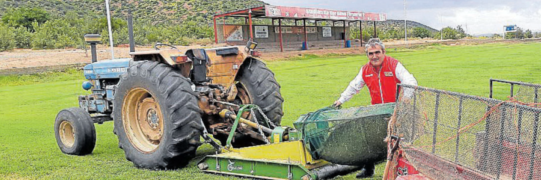 Dario Urbanski mit seinem Ford-Traktor, ein Geschenk von Union-Präsident Dirk Zingler.