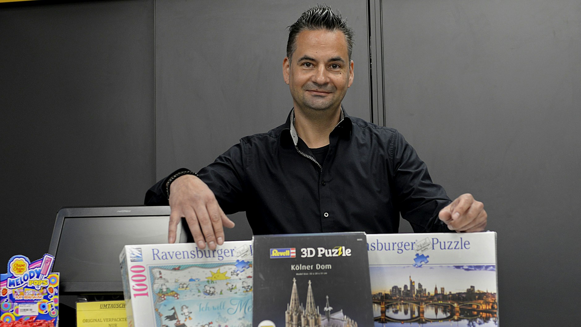 Steffen Messedat mit mehreren Puzzles - auch sie eignen sich gut, um viel Zeit zu überbrücken.