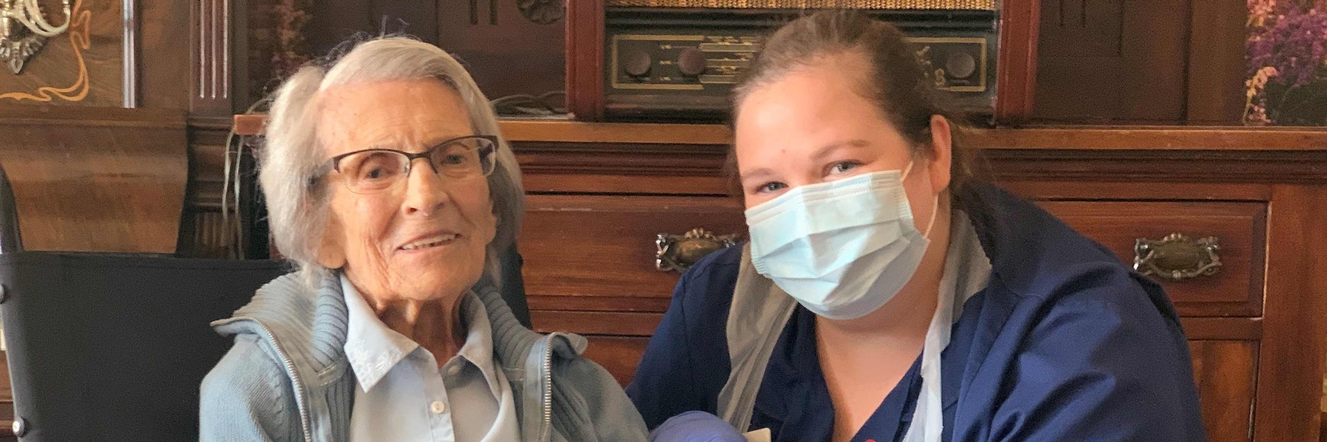 Die genesene 106 Jahre alte Connie Titchen (l.) mit Krankenschwester Kelly Smith. Nach drei Wochen Krankenhausaufenthalt ist die Patientin geheilt.