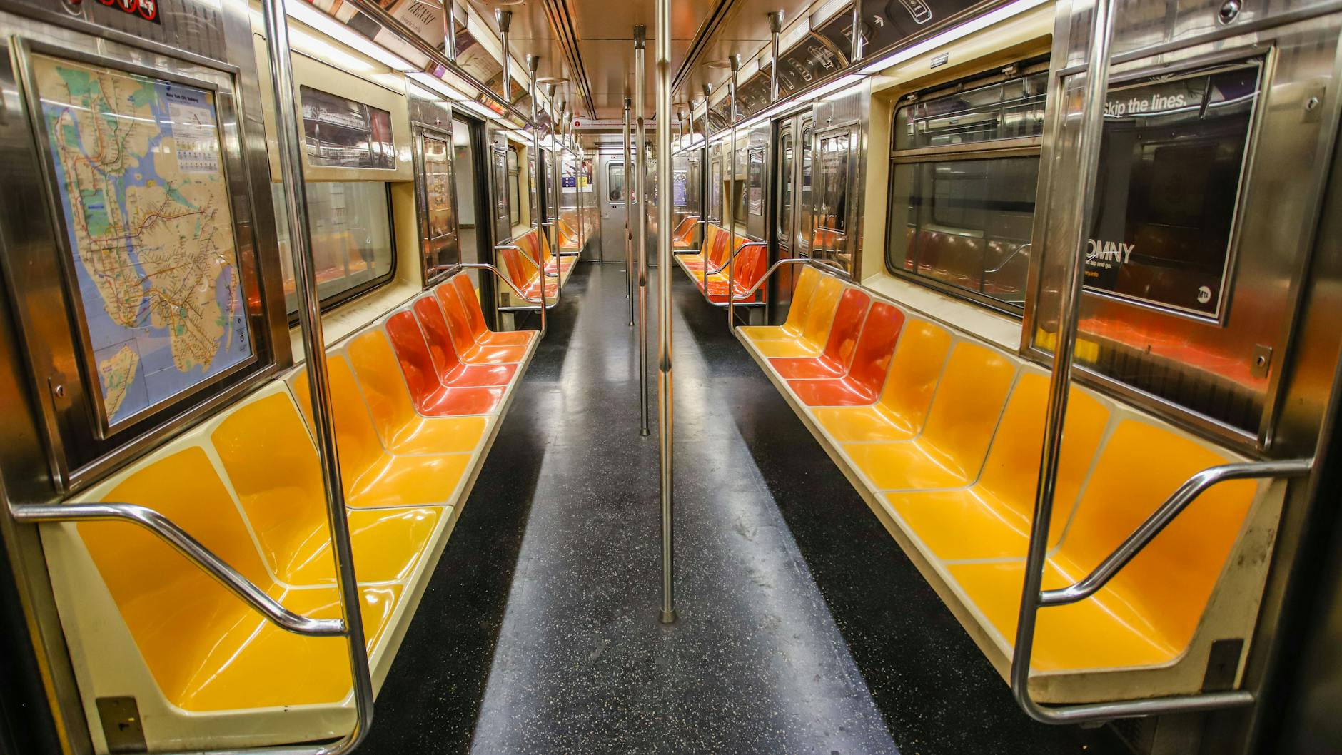 Gespenstisch: Ein leerer Waggon der New Yorker U-Bahn, der sonst meist völlig überfüllt ist.