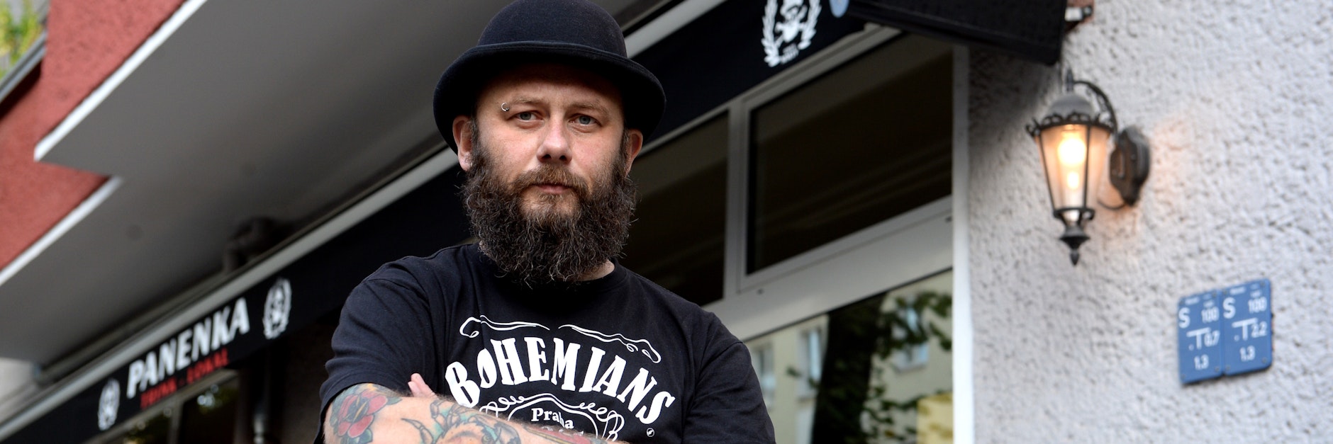 Robo (45) betreibt das "Panenka" in Friedrichshain. Er versteht nicht so ganz, warum Gastronomen noch nicht öffnen dürfen.