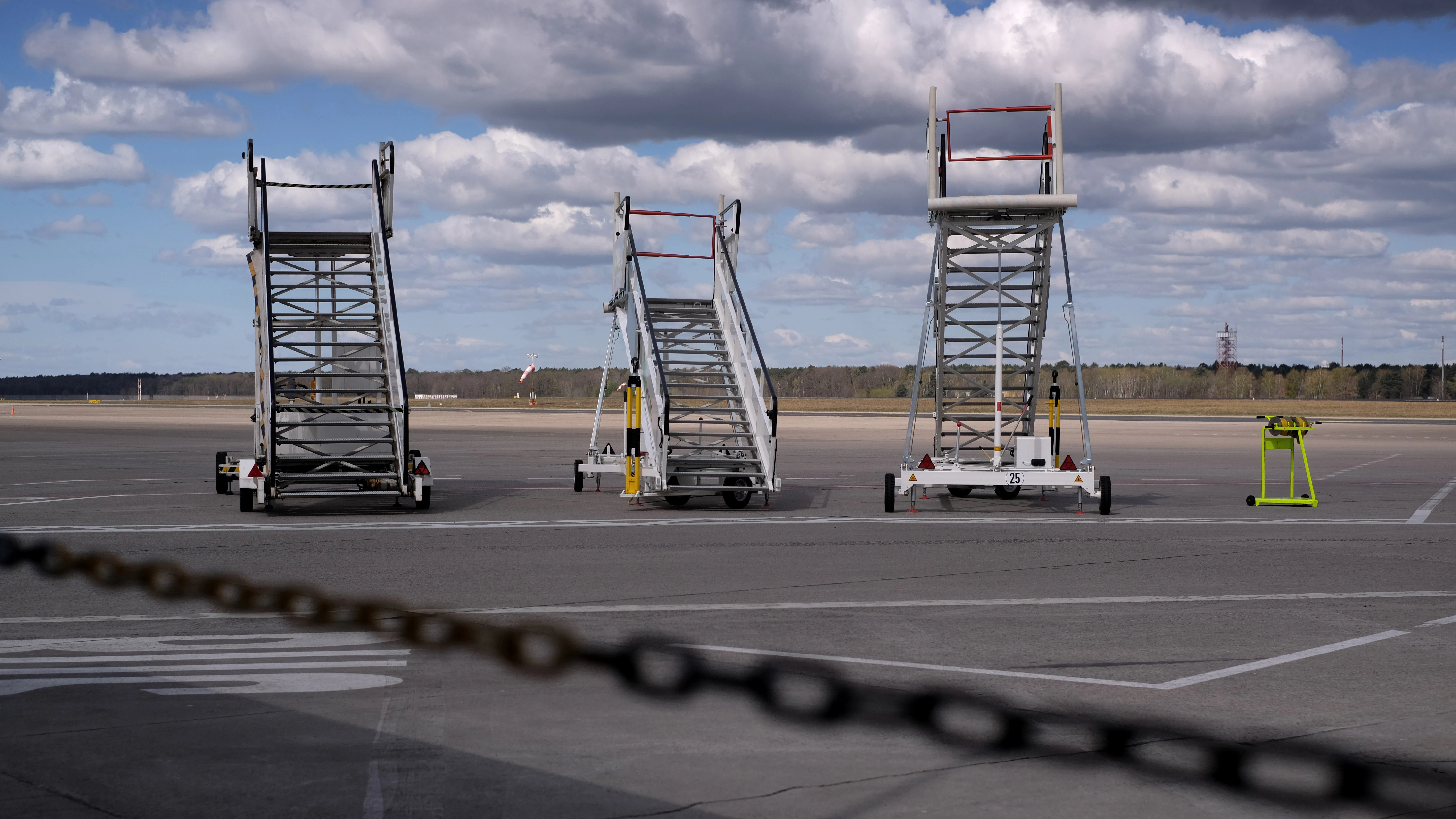 Auch sie werden nicht mehr gebraucht. Treppen, auf denen bislang Passagiere in die Flugzeuge stiegen, stehen ungenutzt auf dem Vorfeld in Tegel.&nbsp;