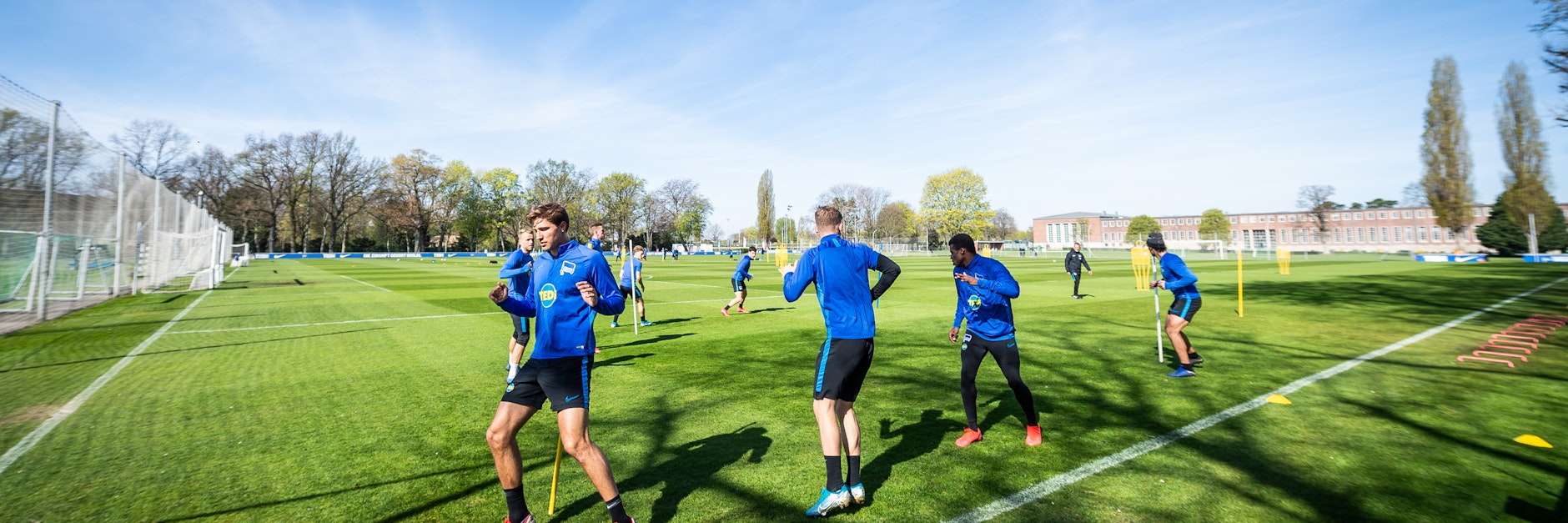 Niklas Stark (.) ist nach zwei Wochen in Quarantäne wieder zurück im Training von Hertha BSC.
