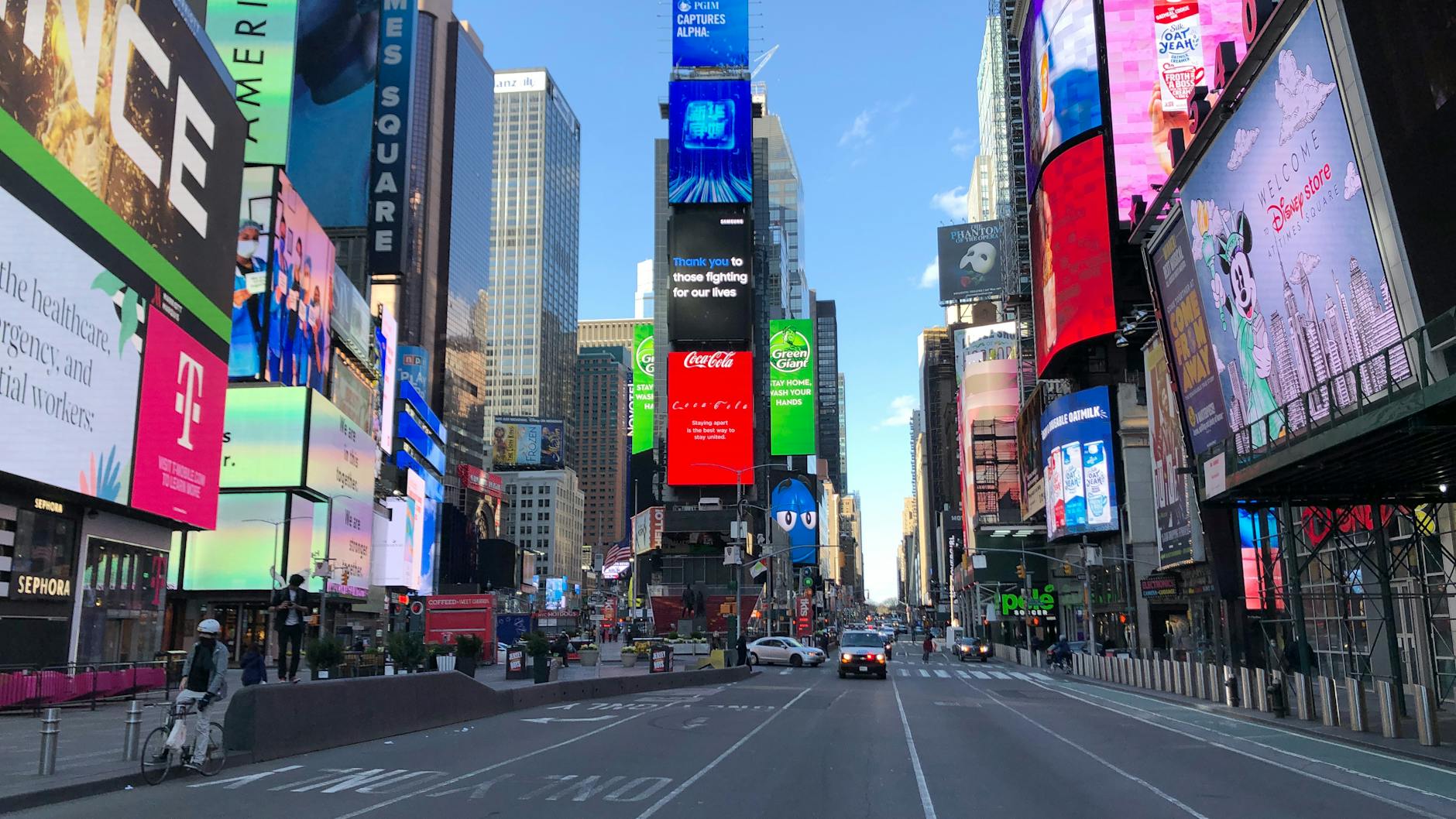 Wie in einem Horrorfilm: der leere Times Square. Auf den Leuchtreklamen steht Dank an die Helfer.