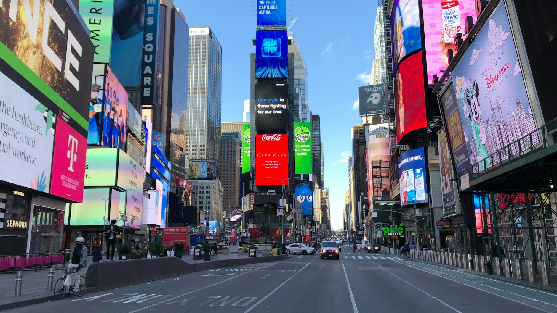 Wie in einem Horrorfilm: der leere Times Square. Auf den Leuchtreklamen steht Dank an die Helfer.