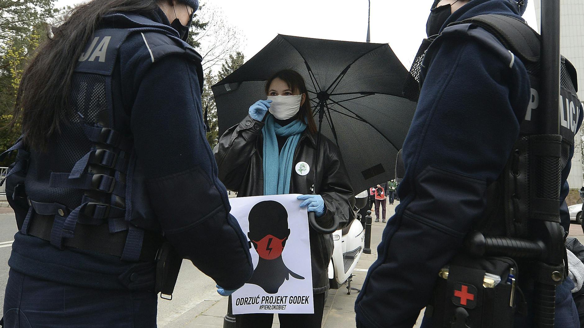 Eine Frauenrechtlerin protestiert in der Nähe des Parlaments in Warschau gegen die Verschärfung des Abtreibungsgesetzes und die Einführung von Strafen für Bildung bezüglich Sexualkunde.