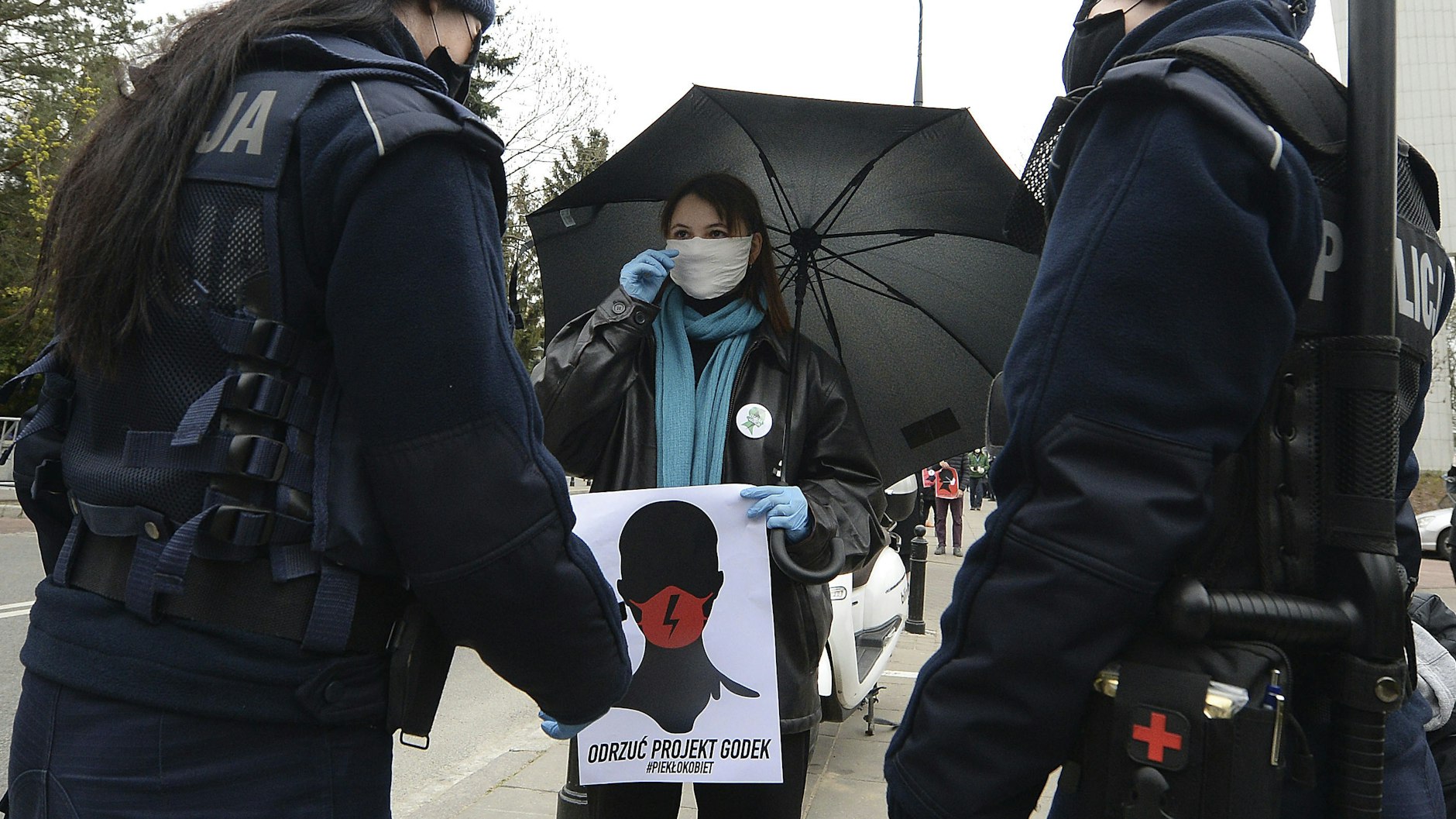 Eine Frauenrechtlerin protestiert in der Nähe des Parlaments in Warschau gegen die Verschärfung des Abtreibungsgesetzes und die Einführung von Strafen für Bildung bezüglich Sexualkunde.