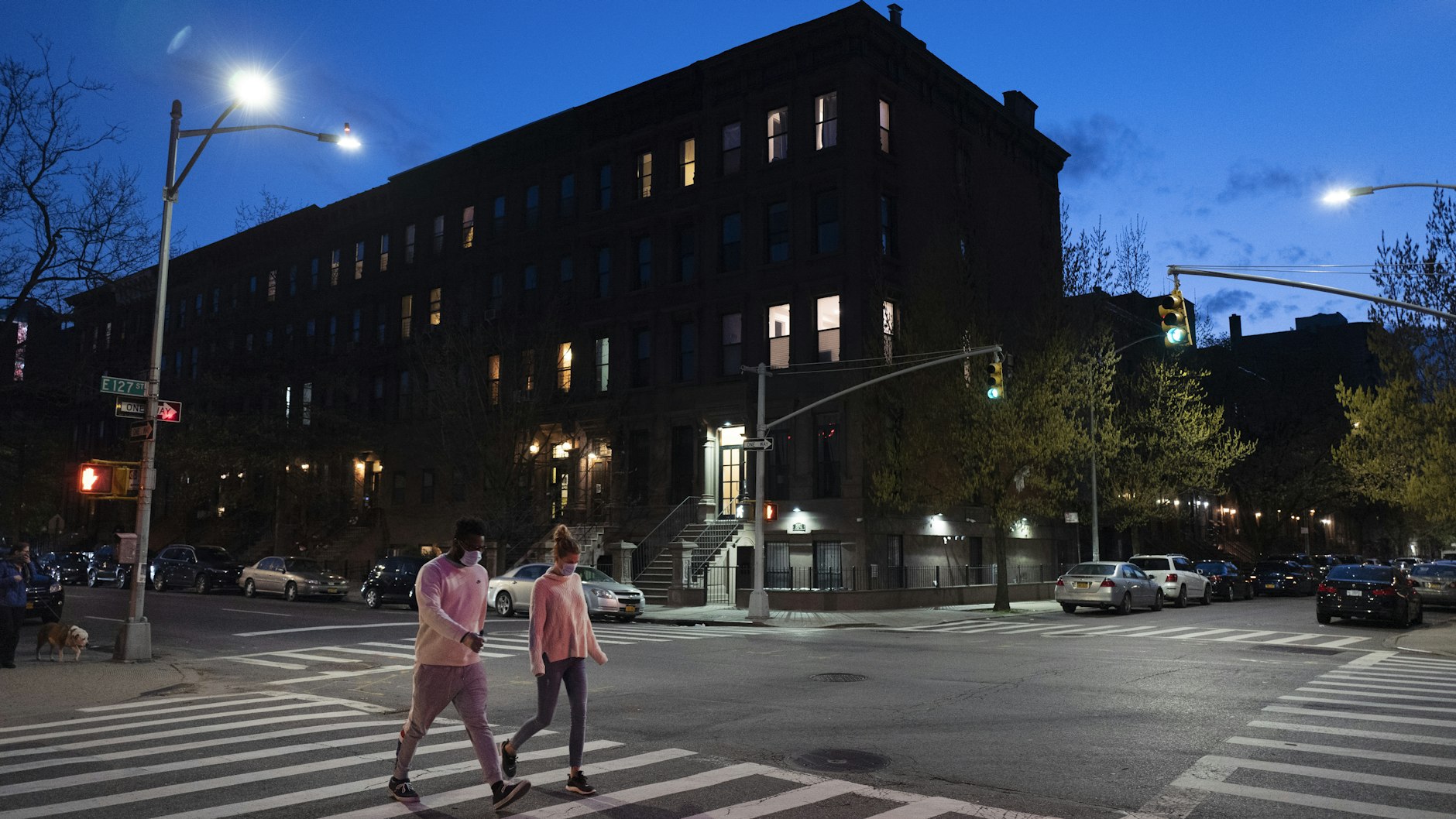 New York ist nicht mehr wieder zu erkennen. Die Straßen leer, Menschen tragen Mundschutz.