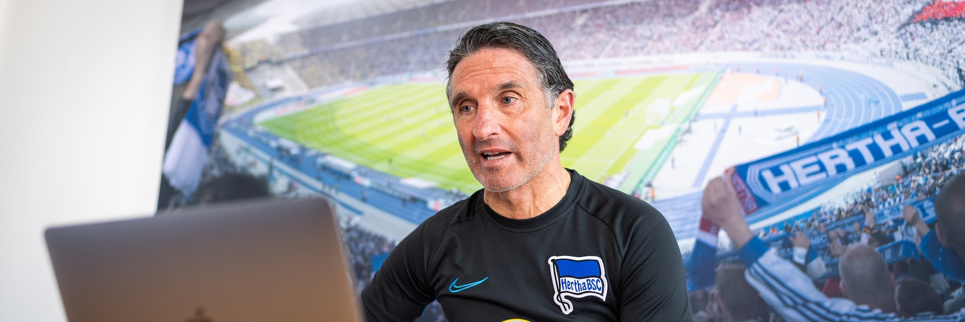 Bruno Labbadia gibt immer vollen Einsatz – auch beim Video-Talk mit den Berliner Journalisten.