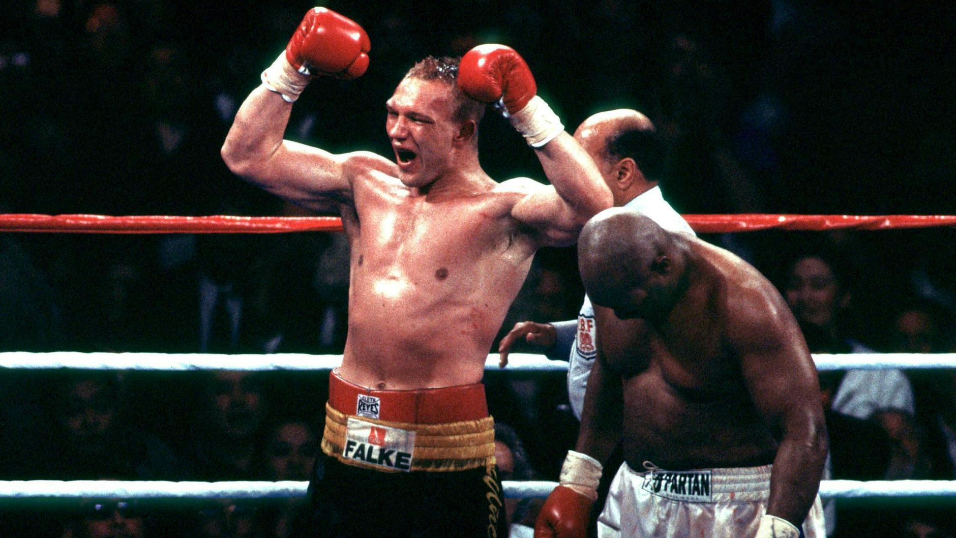 Das Bild spiegelt die wahre Geschichte dieses Boxabends wieder: Axel Schulz jubelt nach dem Schlussgong, George Foreman ist ein geschlagener Mann. 