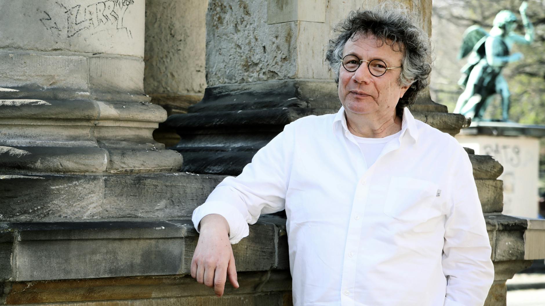 Ingo Schulze, 1962 in Dresden geboren, begann 1995 sein Schriftstellerleben mit dem St.-Petersburg-Roman „33 Augenblicke des Glücks“.