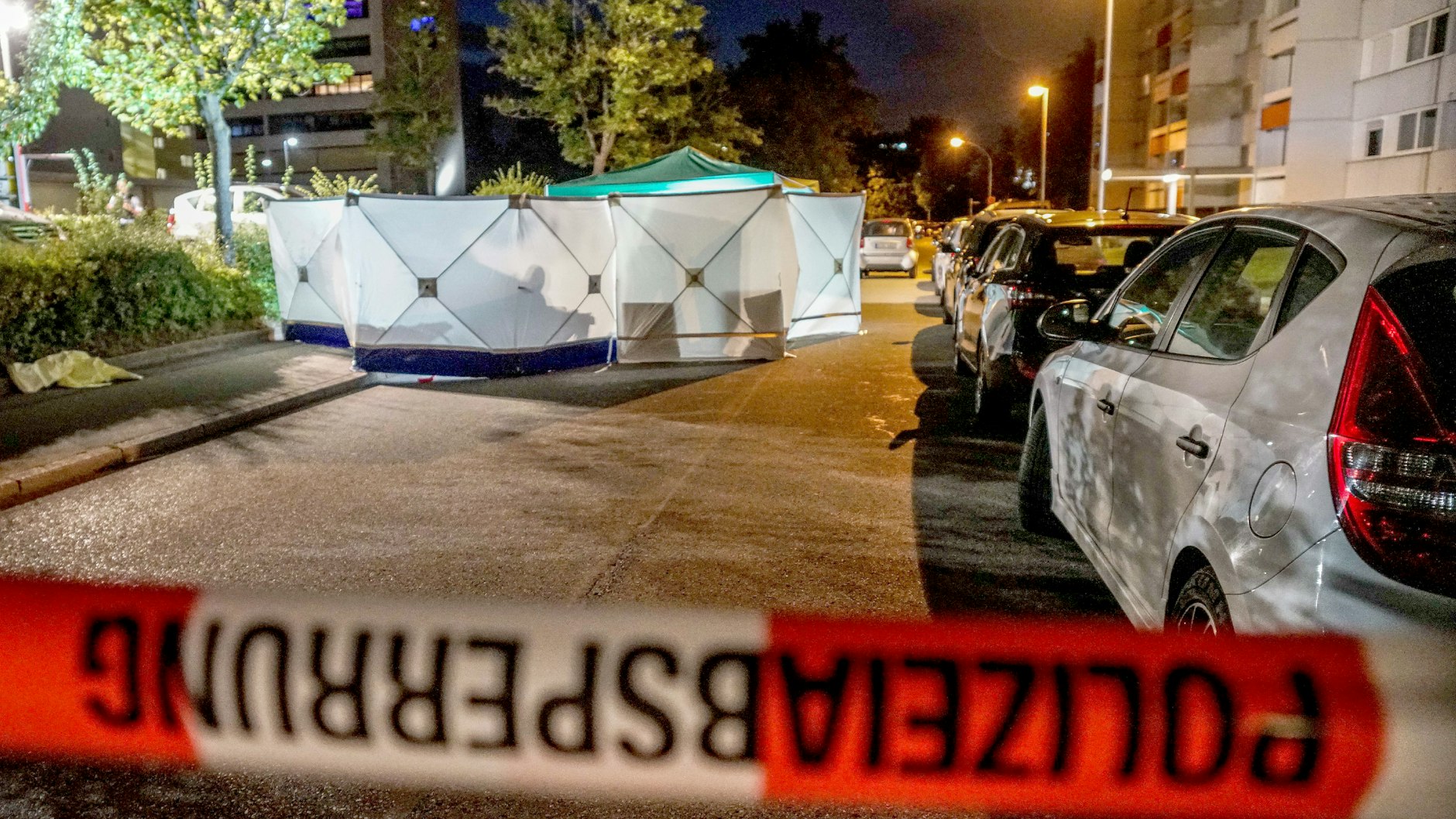 Der Tatort ist mit einem Band der Polizei abgesperrt. Bei einer Auseinandersetzung war in Stuttgart ein Man tödlich verletzt worden. 