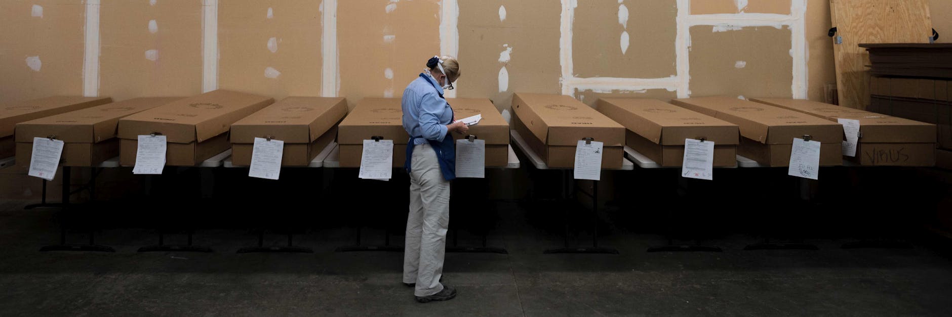 In diesem Krematorium im US-Staat Maryland liegen die Toten in Kartons. Die Zahl der Leichname, die eingeäschert werden sollen, ist hier wegen der Seuche um 30 Prozent gestiegen.