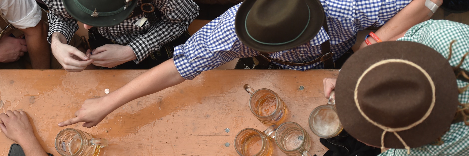  Obwohl das Oktoberfest auf der Kippe steht, werden derzeit auf Onlineportalen Platzreservierungen für Tausende Euro angeboten. 